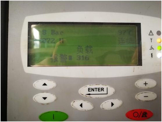 由于油品問題導(dǎo)致油氣分離器壓差高，空壓機(jī)潤滑油結(jié)膠，油濾堵塞，機(jī)器高溫報(bào)警(圖2)